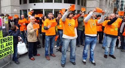 Trabajadores de Euskaltel concentrados ante la sede de Kutxabank en Bilbao.