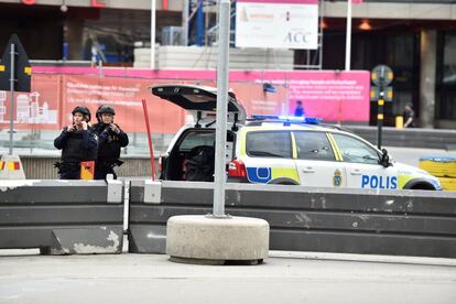 La policía de Estocolmo vigila el perímetro.