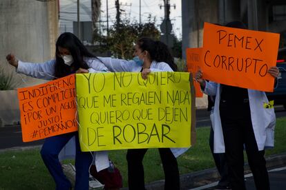 Médicos residentes de PEMEX durante una protesta en Ciudad de México, el 21 de diciembre.