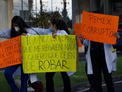 Médicos residentes de Pemex durante una protesta en Ciudad de México, el 21 de diciembre.
