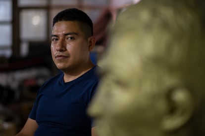 Ricardo de Jesús, integrante de la comunidad Triqui, durante un recorrido en el interior de las instalaciones del antiguo Casino Alemán. 