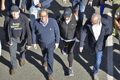 El presidente de la Generalitat de Catalunya, Quim Torra, camina junto al exlendakari Juan José Ibarretxe en una marcha cerca de Girona en protesta por la sentencia del 'procés', el 16 de octubre de 2019.