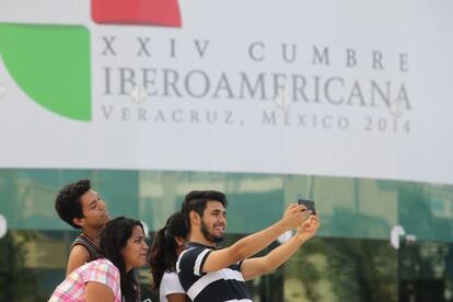 Jovens se fotografam na cúpula Ibero-Americana de Veracruz.