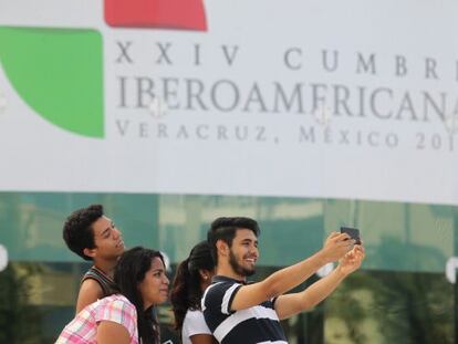 Jovens se fotografam na cúpula Ibero-Americana de Veracruz.