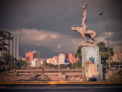 La réplica de la escultura de María Lionza, a las afueras de la Universidad Central, en Caracas (Venezuela)