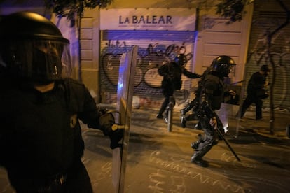 Els Mossos carreguen ahir a la nit al barri de Gràcia. 