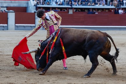 Muletazo con la mano derecha de Víctor Hernández a su primer toro.