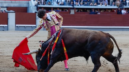 Muletazo con la mano derecha de Víctor Hernández a su primer toro.