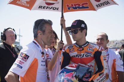 Dani Pedrosa, junto a su jefe de mecánicos, en la parrilla de salida del GP de Holanda. 