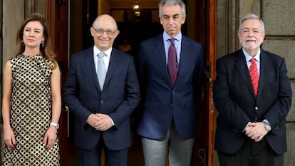 El ministro de Hacienda, Cristobal Montoro, acompañado por la secretaria de Estado de Presupuestos, Marta Fernandez Curras, el secretario de Estado de Hacienda, Miguel Ferre, y el secretario de Estado de Administraciones Publicas, Antonio Beteta.