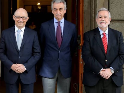 El ministro de Hacienda, Cristobal Montoro, acompa&ntilde;ado por la secretaria de Estado de Presupuestos, Marta Fernandez Curras, el secretario de Estado de Hacienda, Miguel Ferre, y el secretario de Estado de Administraciones Publicas, Antonio Beteta.