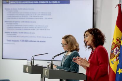 Nadia Calviño y María Jesús Montero, en una rueda de prensa en mayo.