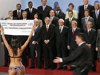Evangelina Carozzo exhibe una pancarta contra las papeleras en la cumbre Europa-América Latina.