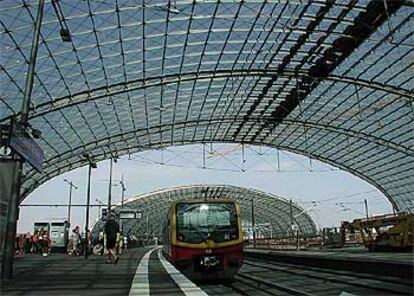 Un tren de cercanías S-Bahn en la recuperada  Lehrter Bahnhof, la que será a partir de  2006, cuando terminen las obras, la nueva estación central de Berlín.