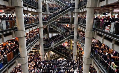 Cientos de trabajadores se reúnen este viernes en el atrio de la sede del Lloyds Bank en Londres para conmemorar el armisticio que puso fin a la Primera Guerra Mundial . El 11 de noviembre de 2019 se cumplen 101 años del final de la Primera Guerra Mundial, uno de los conflictos más cruentos de la historia.