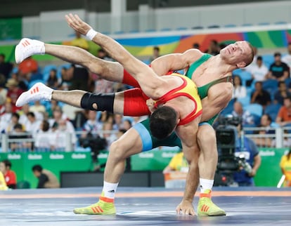 Carlos Andrés Muñoz Jaramillo, de Colombia (rojo) lucha con Peter Bacsi, de Hungría en la clasificación grecorromana 75kg masculina, durante el evento de lucha libre de los Juegos Olímpicos de Río 2016 en el Carioca Arena 2.