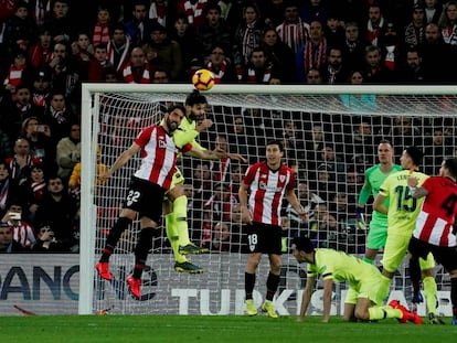 Gerard Piqué defiende su portería ante Raúl García. 