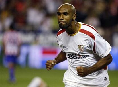 Kanoute celebra su segundo gol ante el Sporting
