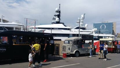 Foodtrucks en el Muelle de Pescadores, en la Barceloneta.