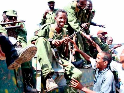 Soldados etíopes son recibidos con vítores por los habitantes de la ciudad portuaria somalí de Kismayo.