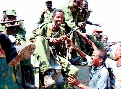 Soldados etíopes son recibidos con vítores por los habitantes de la ciudad portuaria somalí de Kismayo.