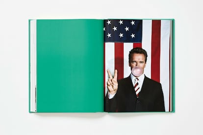 Schwarzenegger, ante una bandera de EE UU en una de las imágenes del libro 'Arnold', de Taschen.