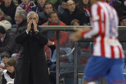 Manzano da órdenes a sus jugadores durante el partido contra el Albacete.