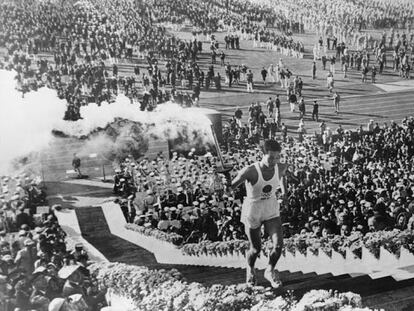 La llegada de la antorcha olímpica al estadio en 1964.