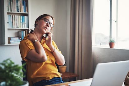 Mujer teletrabajando