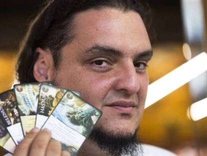 Francisco Gallego posa con las cartas de uno de sus juegos.