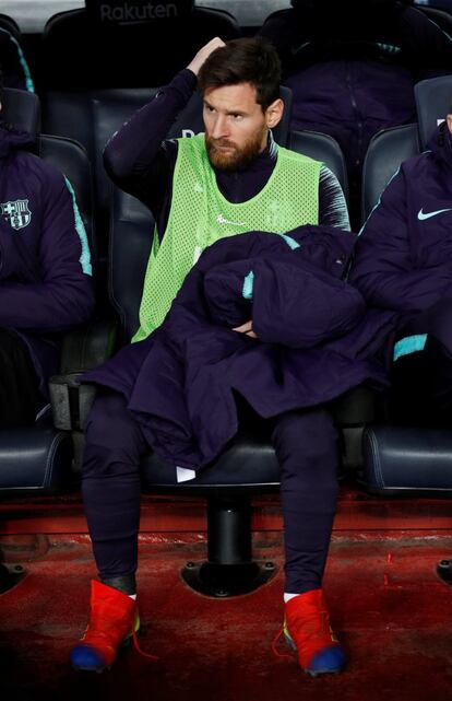 Lionel Messi en el banquillo antes del encuentro.