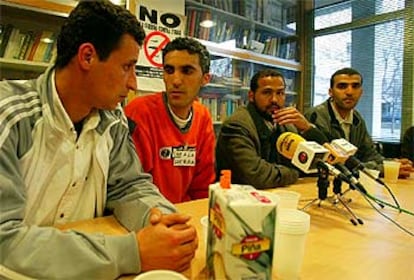 Cuatro de los liberados, ayer durante la conferencia de prensa que ofrecieron en Girona.