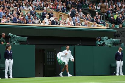  Novak Djokovic llega en la pista antes del comienzo de su partido de primera ronda contra Kwon Soon-woo de Corea del Sur, el día 27 de junio.