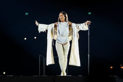La cantante Rihanna durante una presentación en vivo.