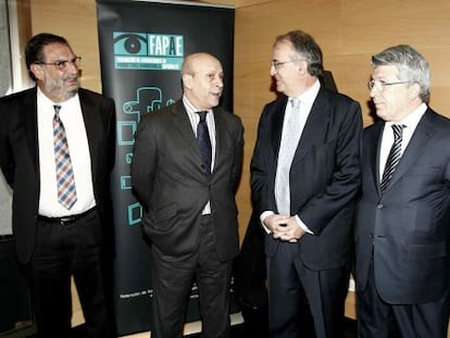 El ministro de Educación, Cultura y Deporte, José Ignacio Wert (2i), conversa con el presidente de la Federación de Asociaciones de Productores Audiovisuales Españoles (FAPAE), Pedro Pérez (2d), en presencia del titular de la Entidad de Gestión de Derechos de los Productores (EGEDA), Enrique Cerezo (d) y del presidente de la Academia de las Artes y las Ciencias Cinematográficas de España, Enrique González Macho (i)