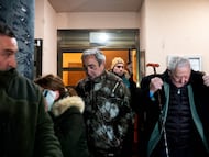 Vecinos de Villamanín esperan en la calle el comienzo de la reunión del pasado día 26.