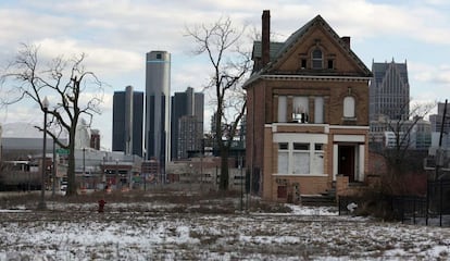 Una vivienda abandonada en Detroit, (EE UU), cerca del centro financiero de la ciudad, 3 de marzo de 2013. Detroit decidió finalmente acogerse al complejo proceso de suspensión de pagos como última alternativa para poder reestructurar sus cuentas públicas.