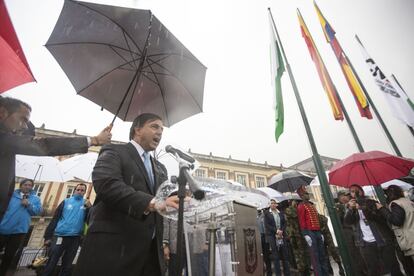 Juan Carlos Galindo, registrador nacional, declara l'inici de la jornada del plebiscit per la pau a la plaça Bolívar.
