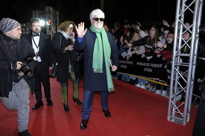 Almodóvar demostrando cómo se lleva una bufanda a su llegada a los Premios Feroz 2020.