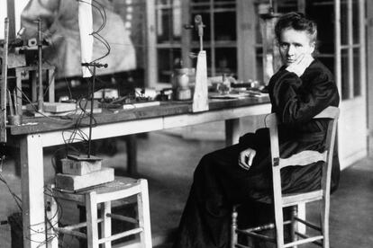 Marie Sklodowka Curie (1867 - 1934) en su laboratorio en 1900.