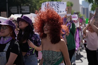 Una mujer celebra durante la marcha feminista por el  Día de la Mujer, en Ciudad de México, el 8 de marzo.