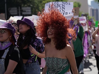 Mujeres participan en la marcha del pasado 8M en Ciudad de México.