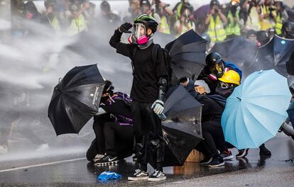 Manifestantes pró-democracia usam guarda-chuvas contra jatos d’água lançados pelas forças de segurança de Hong Kong em 15 de setembro.