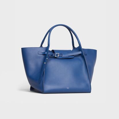 Un clásico de Celine. El bolso Big Bag, en tamaño pequeño, tiene asa de piel, correa larga, bandolera y hebilla de cinturón ajustable. En piel de becerro. Precio: 1.980 euros.