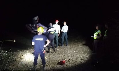 Efectivos de la Guardia Civil y los bomberos, en las labores para recuperar el cuerpo de la mujer del embalse de Alarcón.