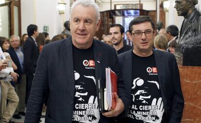 El coordinador general de IU, Cayo Lara y el portavoz del grupo la Izquierda Plural, José Luis Centella, visten camisetas con el lema 'No al cierre de la minería del carbón' en apoyo a la manifestación que los mineros protagonizarán en Madrid.