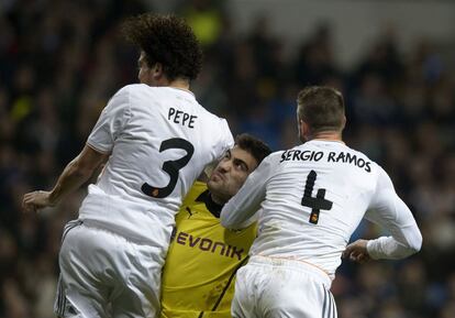 Sokratis, entre Pepe y Sergio Ramos.