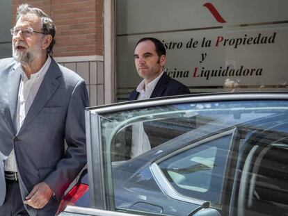 Mariano Rajoy a la salida del Registro de la Propiedad de Santa Pola. 