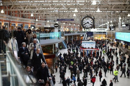 Multitud de viajeros en la estación de Waterloo en Londres, Inglaterra.