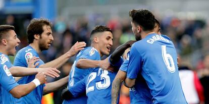 Los jugadores del Getafe felicitan a Damián Suárez por su gol.